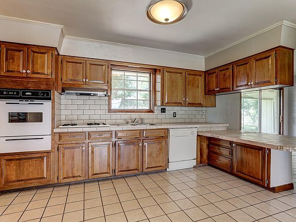 4th image of 210 Woodcrest Cir
