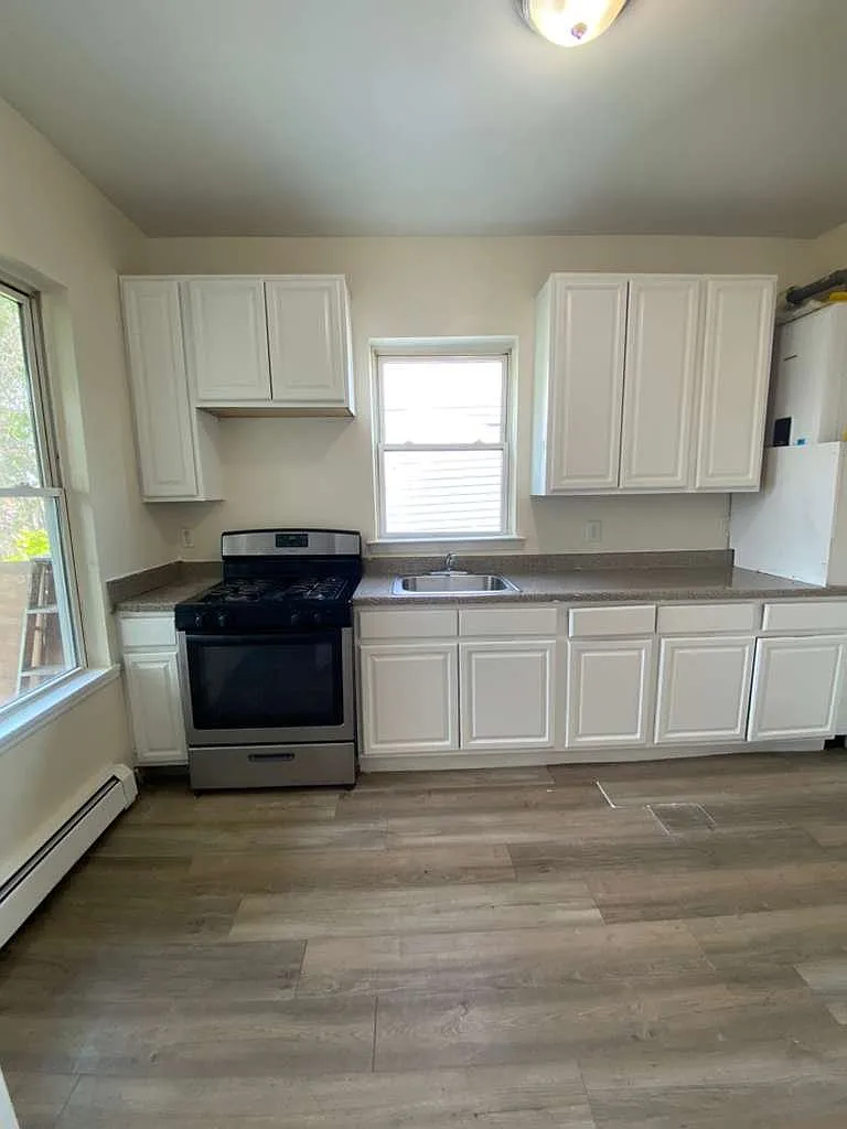 3 bed, 1.0 bath, $2,700 — Photo 4