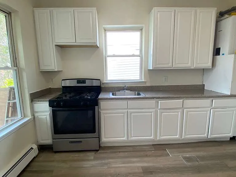 70 Ash St #3R — Photo 4