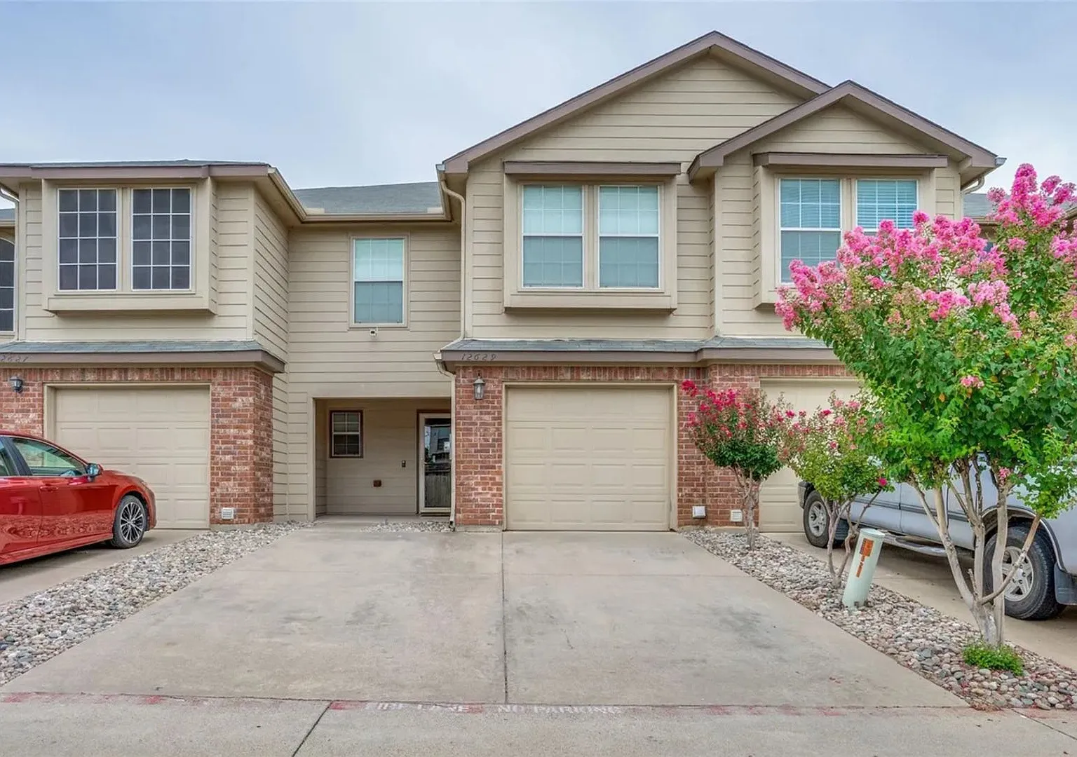 Spacious 4BR 2.5 Bath TownHouse in Euless — Photo 1