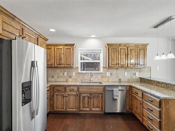 4th image of 805 NW Hawthorn Ct