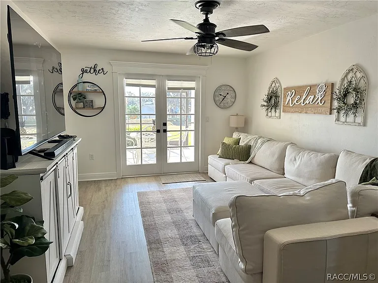 636 E Gilchrist Ct #2A — Photo 2