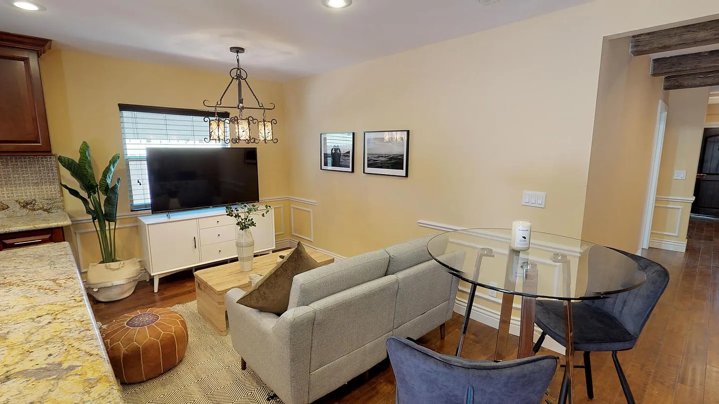 Private Bedroom in Spacious Point Loma Home by Liberty Station - 2070 Rosecrans St — Photo 3