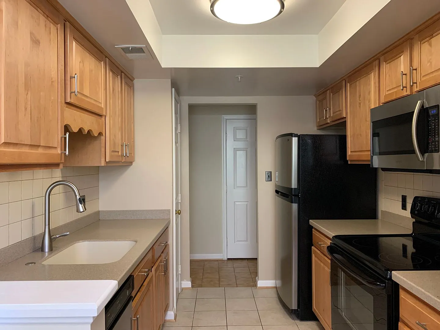 Spacious and Private Condo in The Oaks at Washingtonian Woods — Photo 4