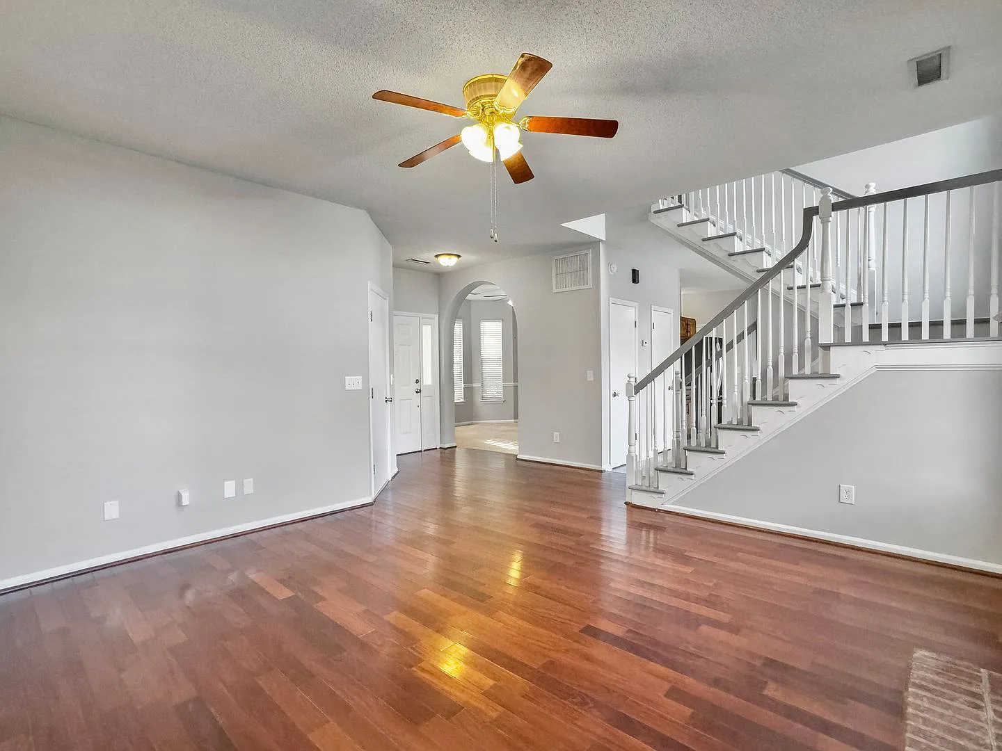 Gorgeous Home in Charleston — Photo 4