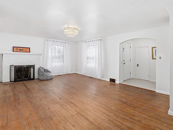 3rd image of 803 E Broadway Blvd