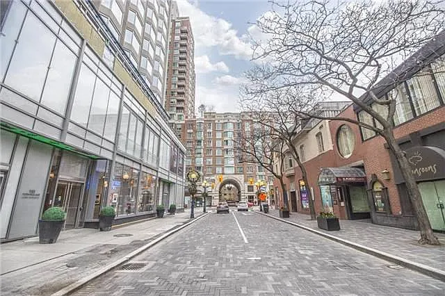 Building Photo - 155 Yorkville Ave #1405