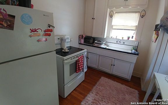 4th image of 415 W Mistletoe Ave