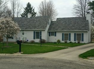 808 Adams Ct, Monticello, IL 61856