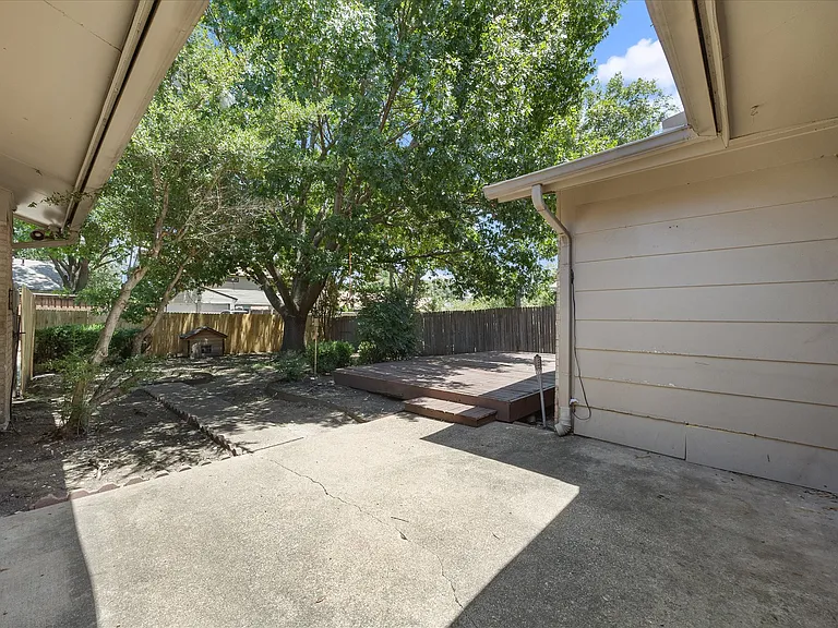 2413 Village Green Dr — Photo 14