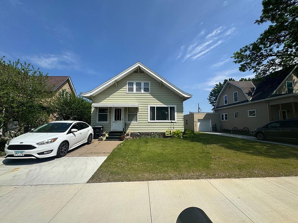1st image of 412 4th St NE