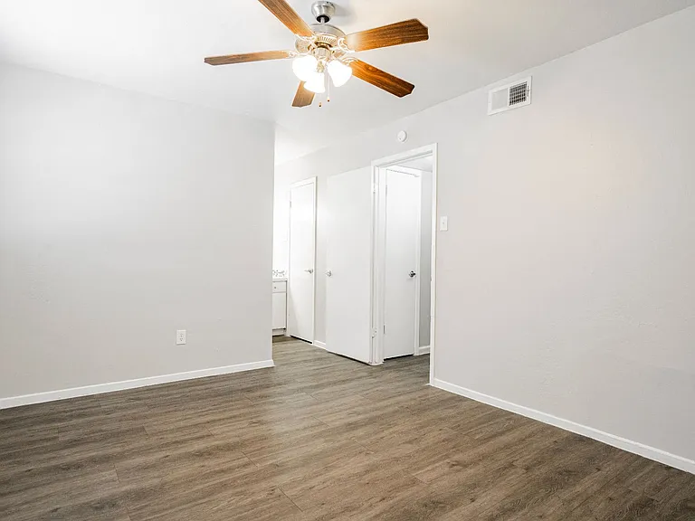 Aero White Rock — Photo 38