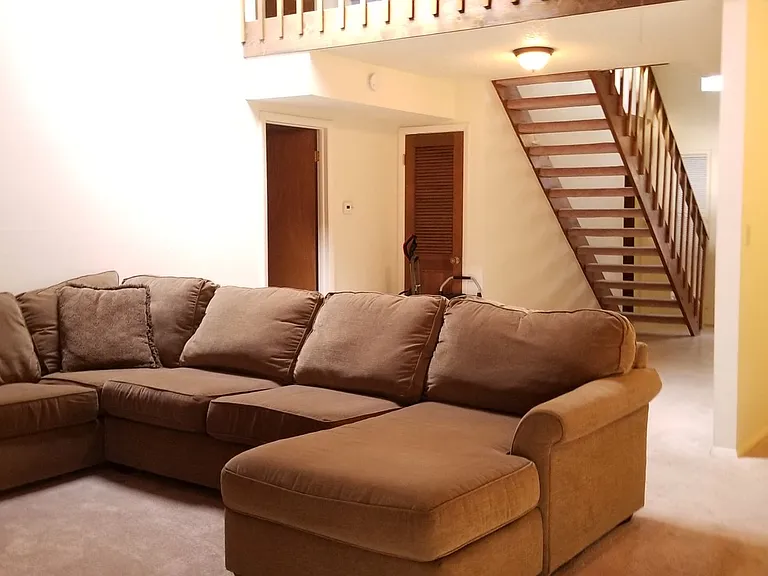 859 Roxwood Ln — Photo 9