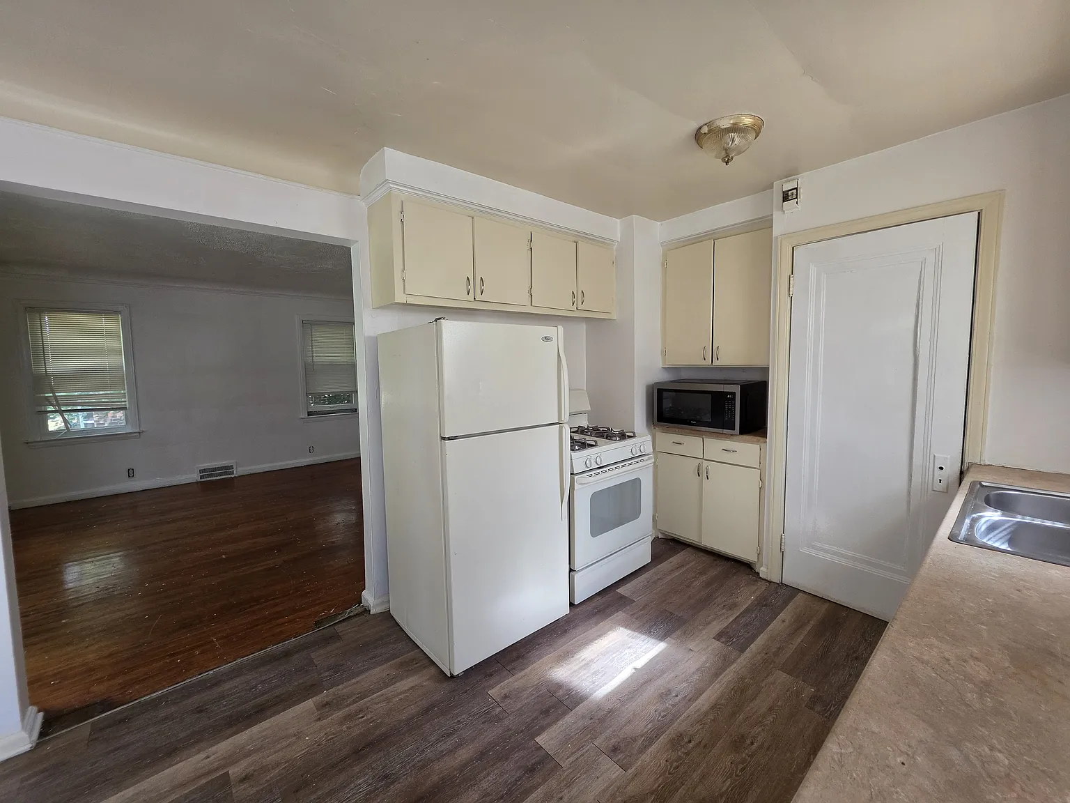 3 bed, 1100 sqft, $1,350 — Photo 3
