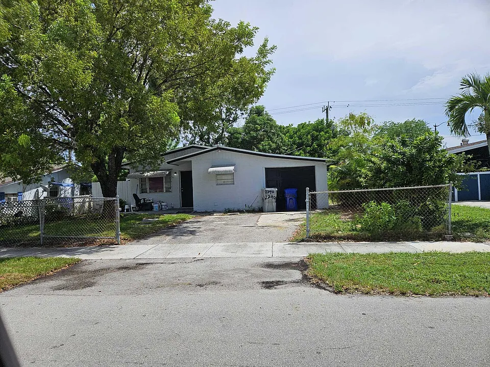 2740 NW 2nd St