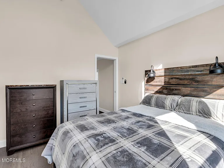 814 Dunlewy St — Photo 11