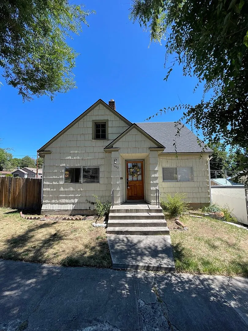 Charming 3bdrm, 1 bath house with fenced yard and basement less than 2 miles from Oregon Tech and... — Photo 1