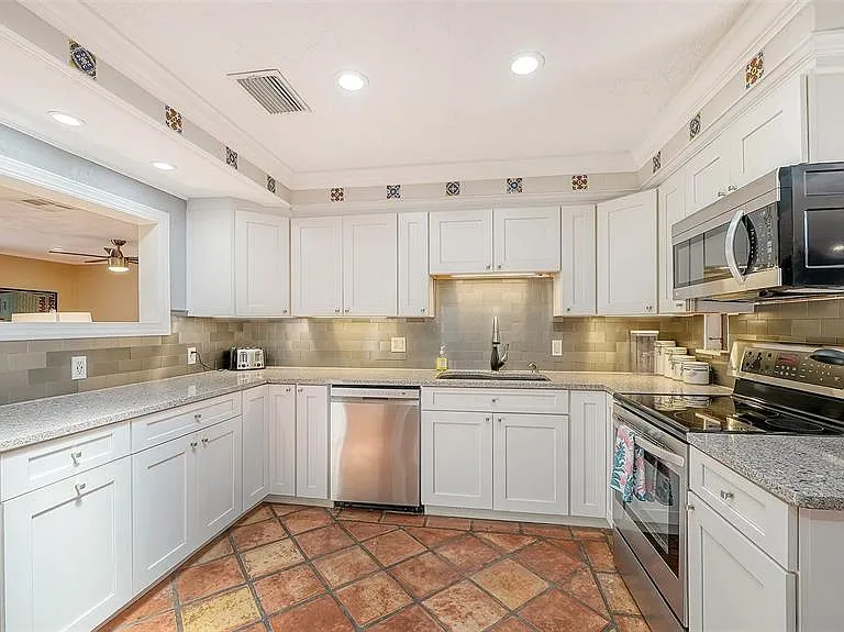 1127 S Osprey Ave — Photo 17