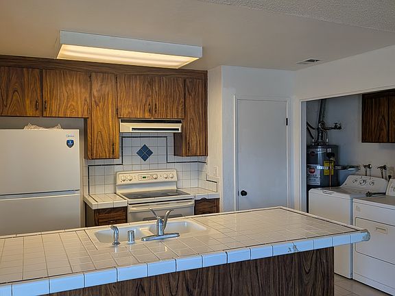 4th image of 2601 Hampton Ln