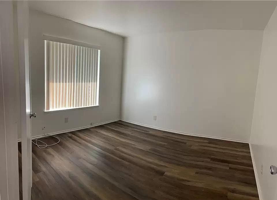 2nd image of 414 Edgehill Ln