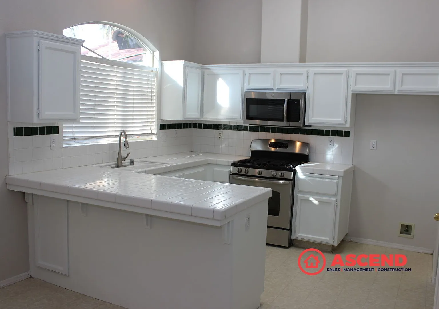 Poolside Living in Rosedale Spacious 3 Bed / 2 Bath Home! — Photo 3