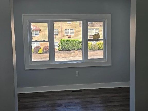 5th image of 270 40Th St