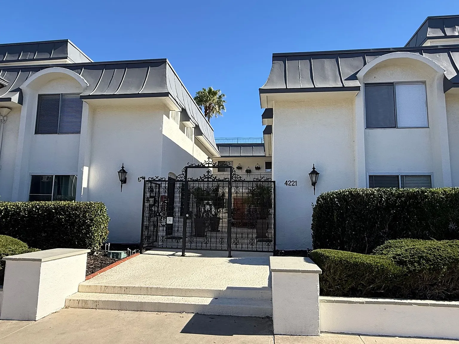 Versailles Apts. — Photo 2