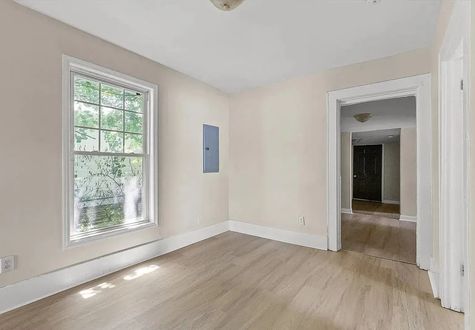 3 bed, 1.0 bath, 940 sqft, $1,395 — Photo 3