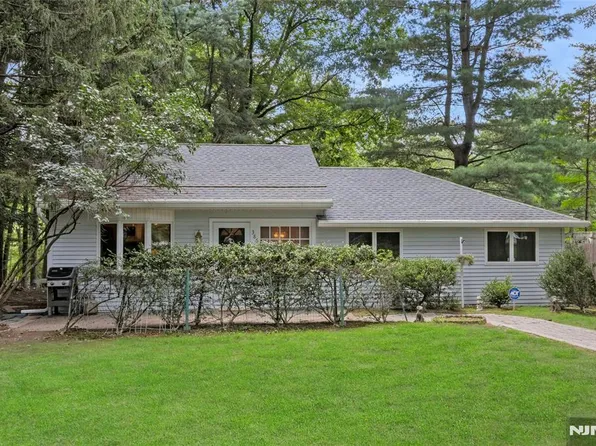 386 Sunset Rd, River Vale, NJ 07675