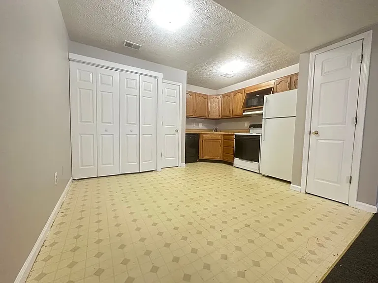 Macey Manor - 139 Macey Ave (Z3) — Photo 5