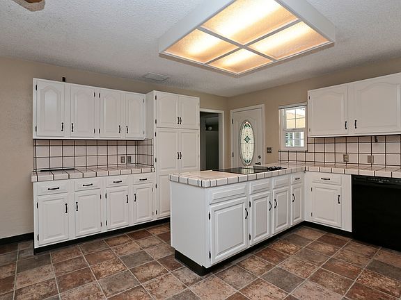 4th image of 349 Bishop Ave