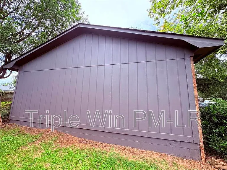 220 Randall Dr — Photo 10