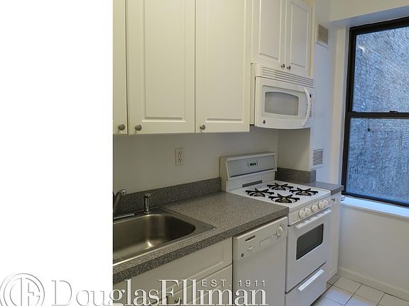 3rd image of 55 W 55th St APT 8D