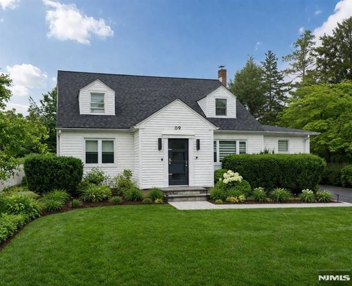 9 Pleasant Avenue, Tenafly, NJ 07670