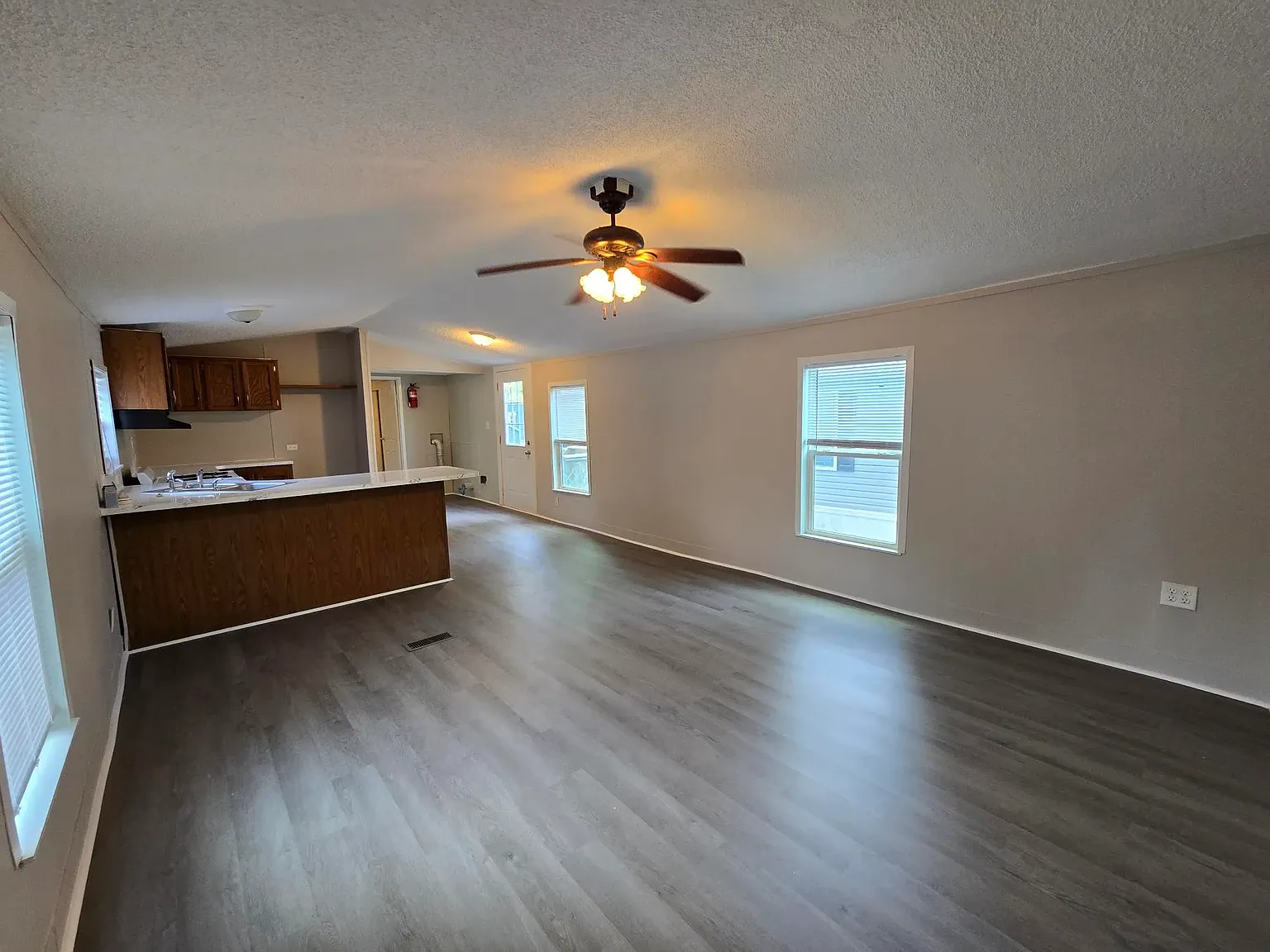 3 bed, 1216 sqft, $990 — Photo 3