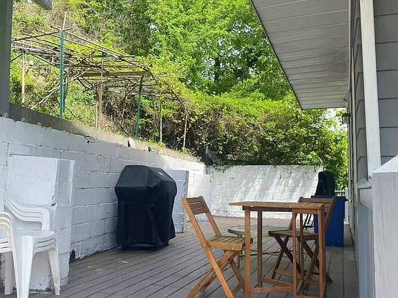 4th image of 34 Southfield Ave