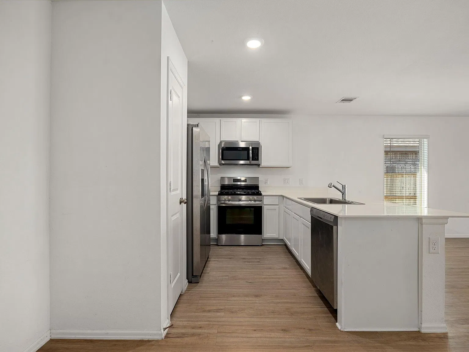 3 bed, 2.0 bath, 1535 sqft, $2,050 — Photo 4