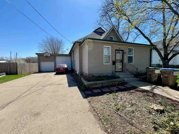 410 W Marion St, Manchester, IA 52057