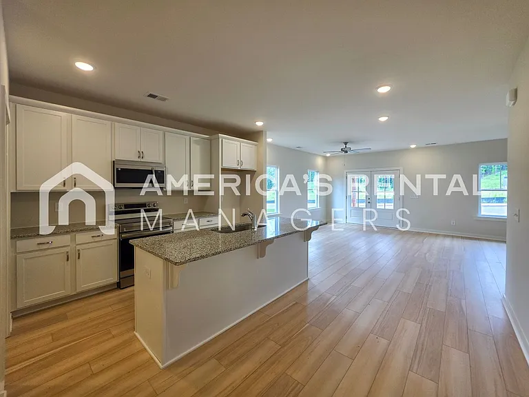 1017 Grand River Blvd W — Photo 16