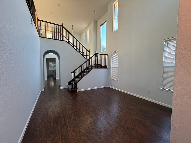 1661 Columbus Rd — Photo 2