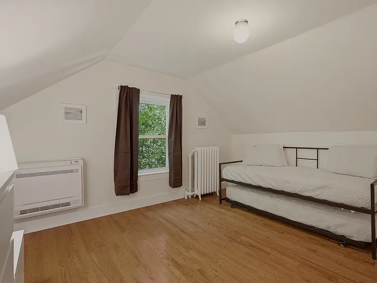 21 Clinton Ave — Photo 22