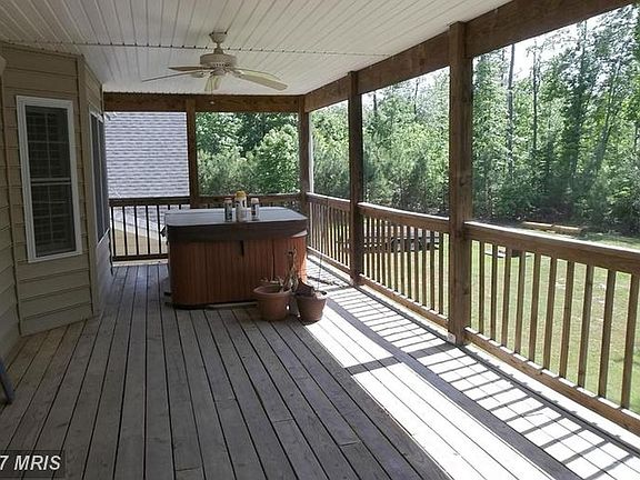 Outdoor jacuzzi 2nd deck