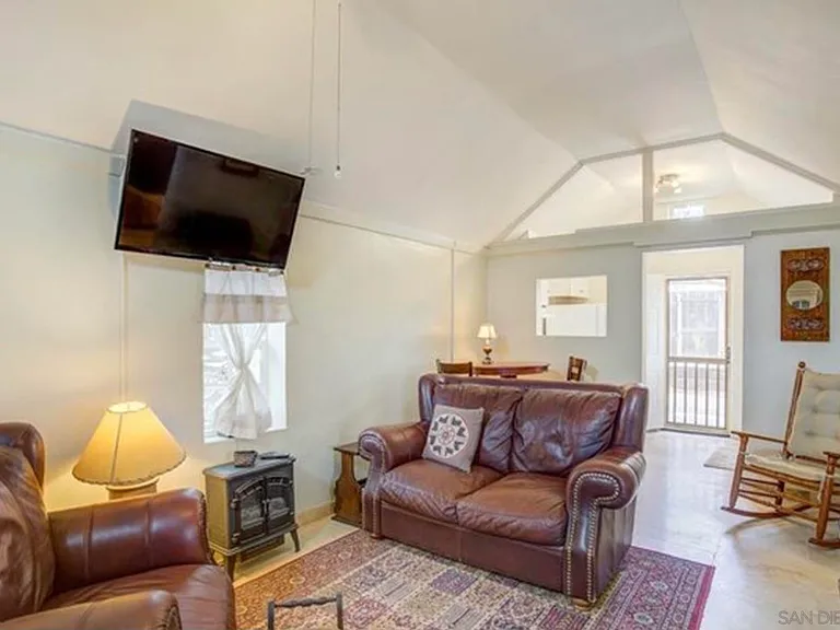 1141 Crosby St — Photo 2