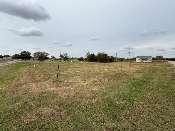 E Sabine St, Groesbeck, TX 76642