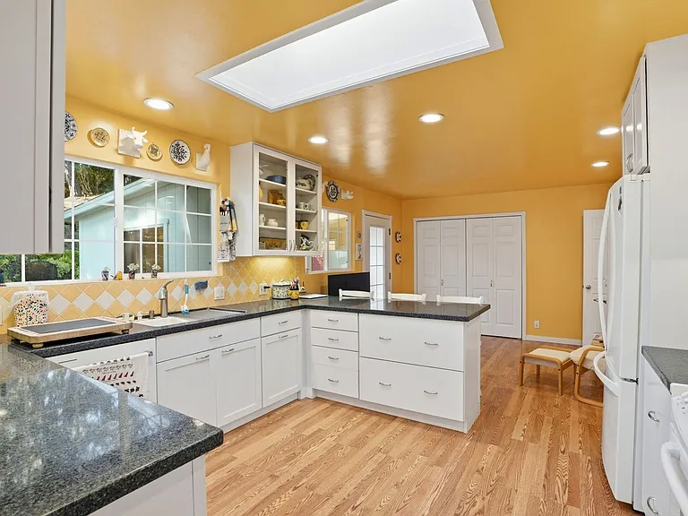 241 Soledad Dr — Photo 18