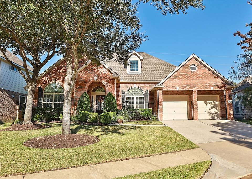 Exceptional living in Gleannloch Farms! Classic design exterior with prestigious appearance. Coach light, cast stone address pla