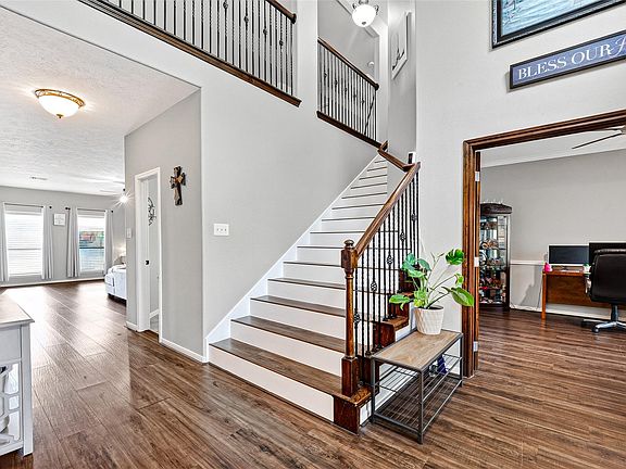 4th image of 2221 Tracy Way