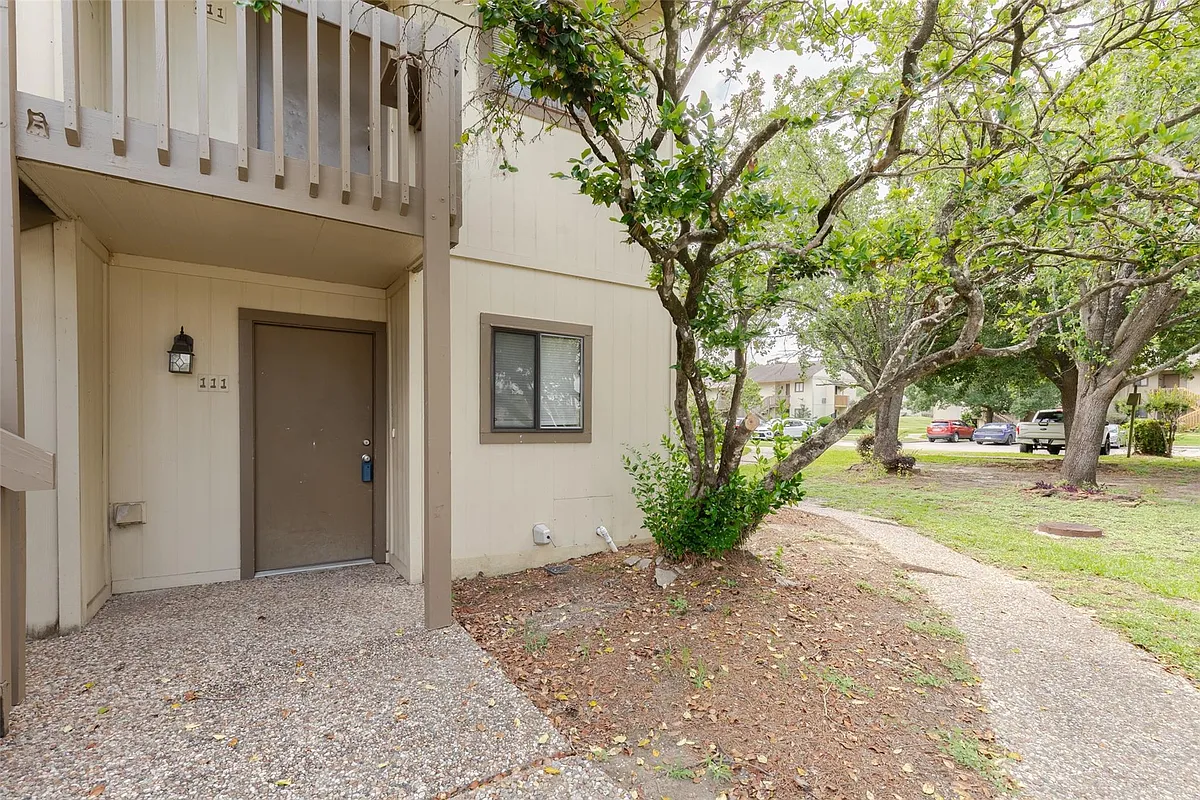 Building Photo - 15919 Golf Club Dr #111