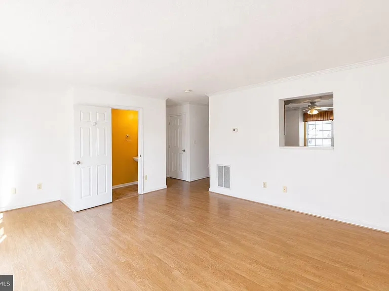 304 Chatham Sq — Photo 12