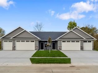 875 Miles St, Robins, IA 52328